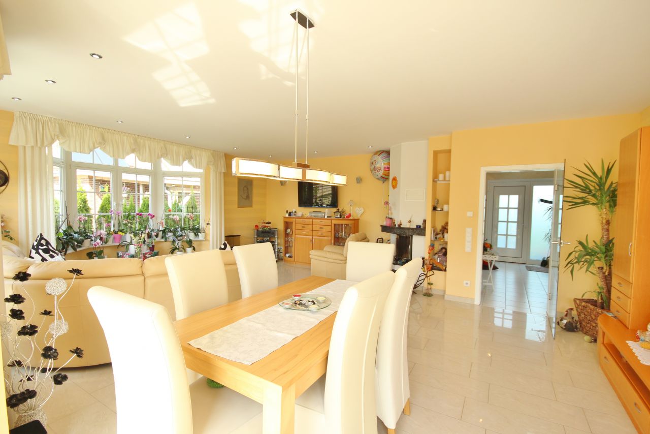 Elegante Villa mit Fernblick und Wintergarten