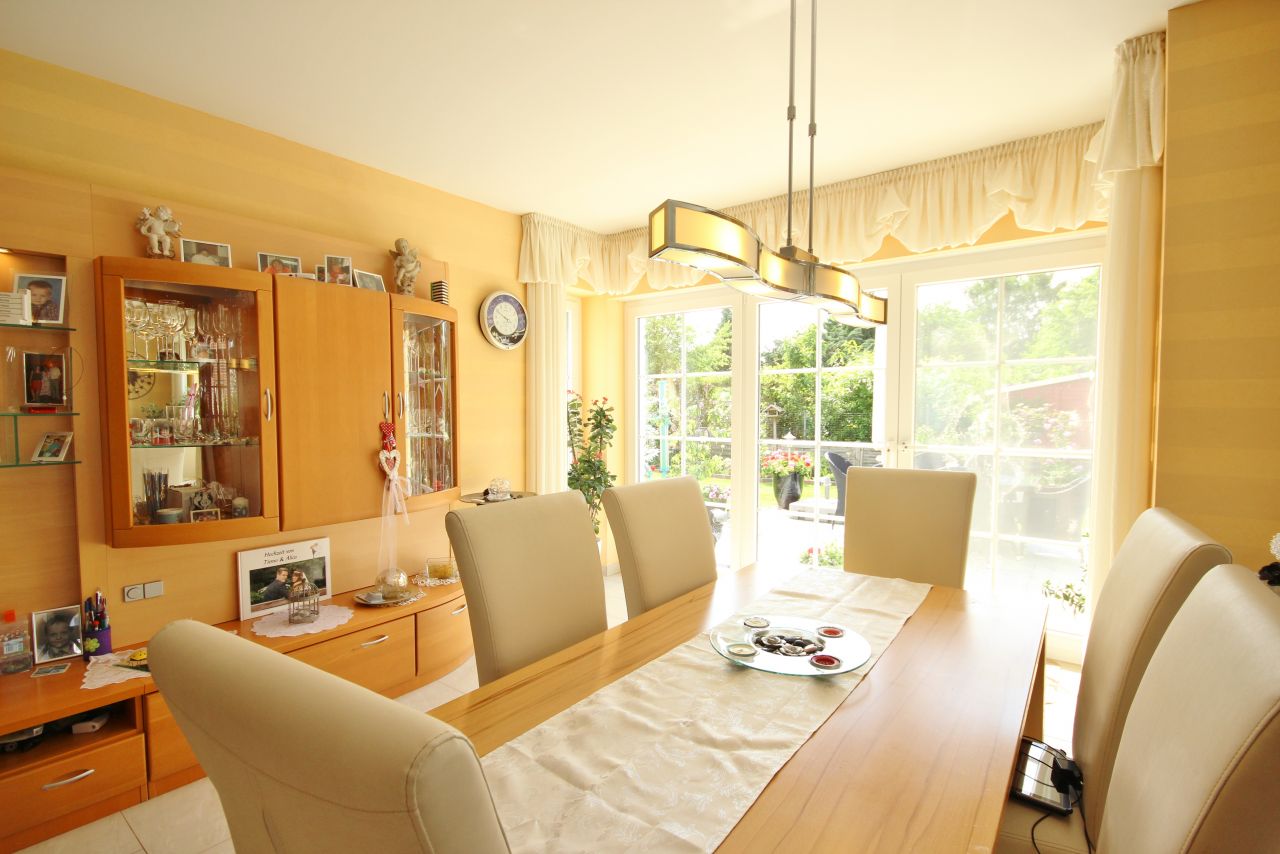 Elegante Villa mit Fernblick und Wintergarten