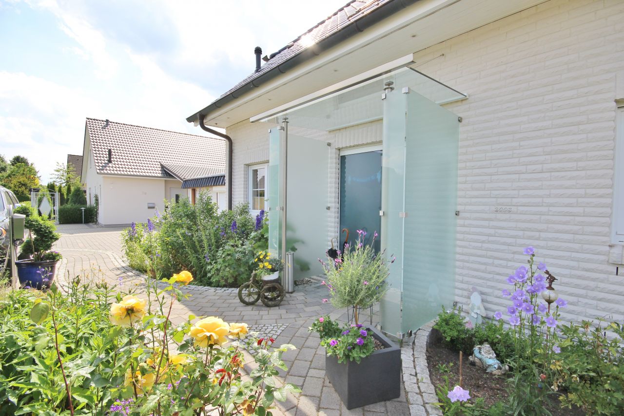 Elegante Villa mit Fernblick und Wintergarten